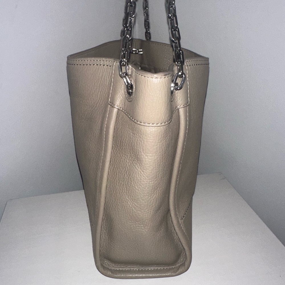 Tory Burch Small Britten Slouchy Tote. - Picture 3 of 8